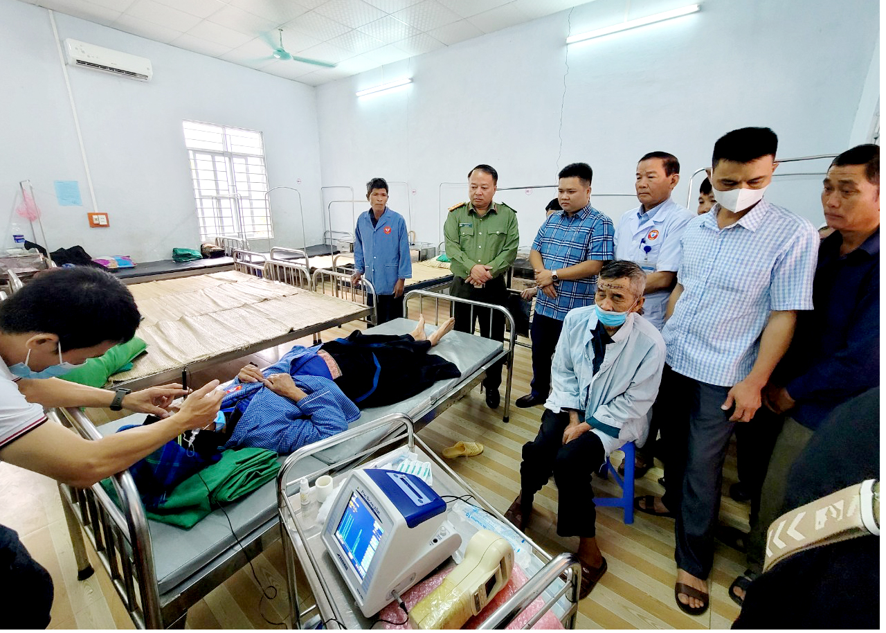 Nhiều bệnh nhân nghèo ở Xín Mần được mổ mắt miễn phí.