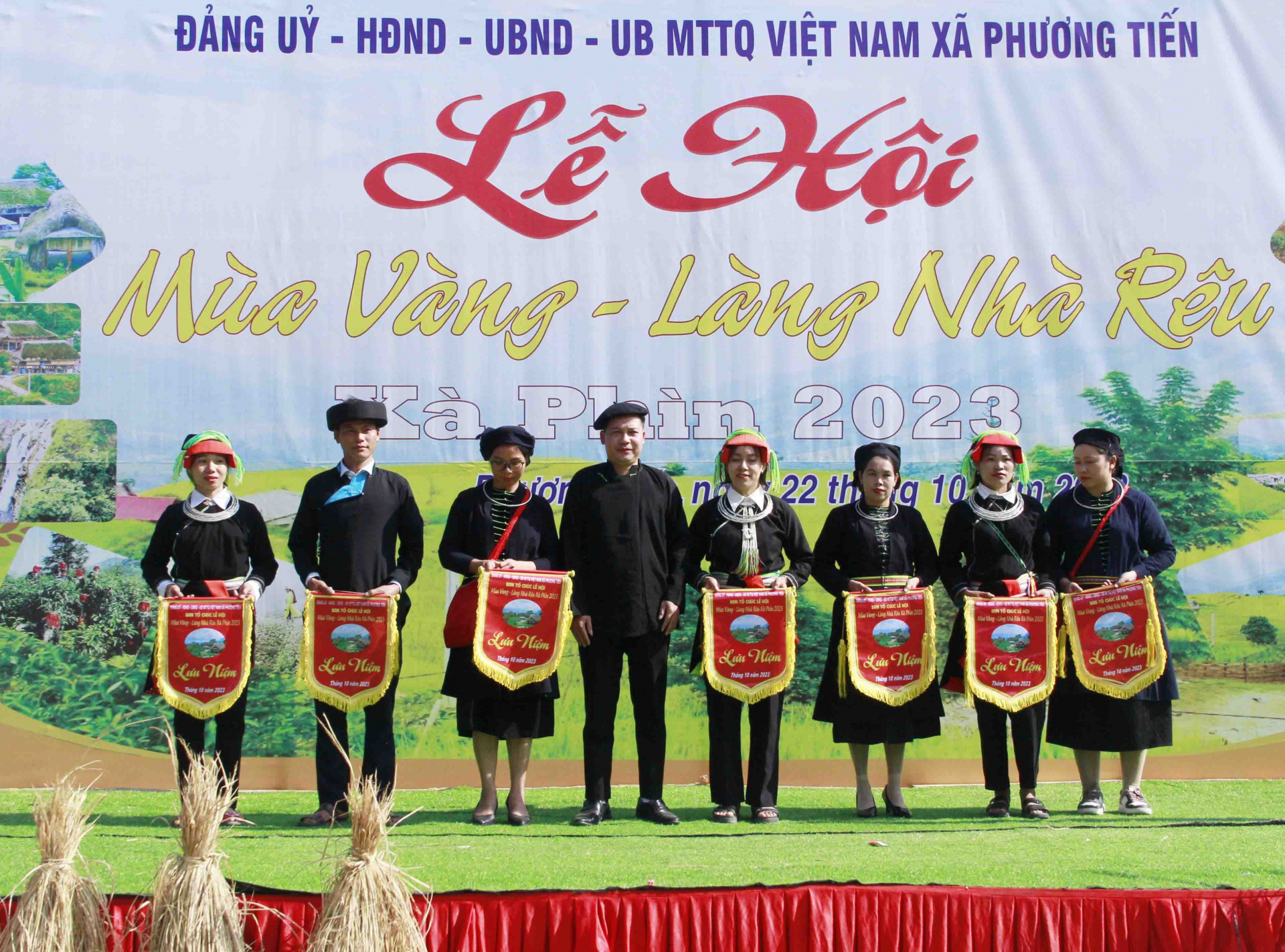 Lãnh đạo xã Phương Tiến tặng Cờ lưu niệm cho các thôn tham gia lễ hội.