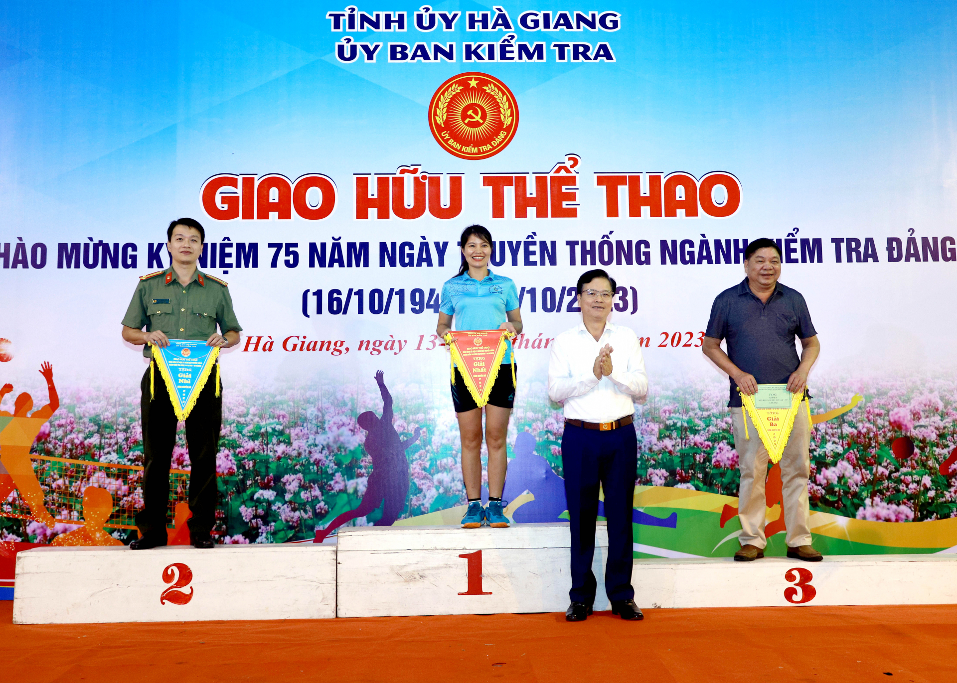 Chủ nhiệm UBKT Tỉnh ủy Trần Quang Minh trao giải Nhất, Nhì, Ba cho các đội tham gia môn bóng chuyền hơi.