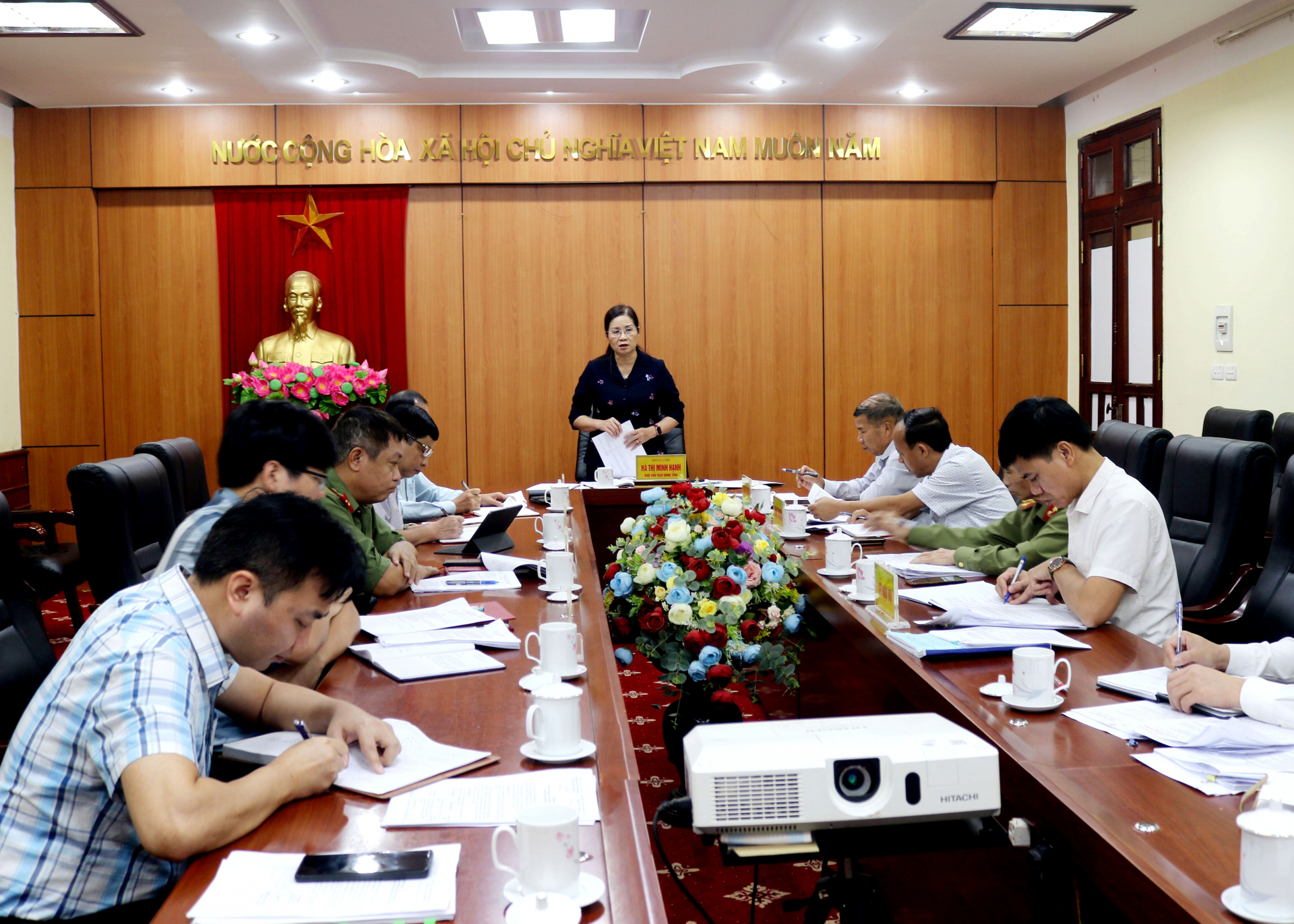 Phó Chủ tịch UBND tỉnh Hà Thị Minh Hạnh phát biểu kết luận cuộc họp.