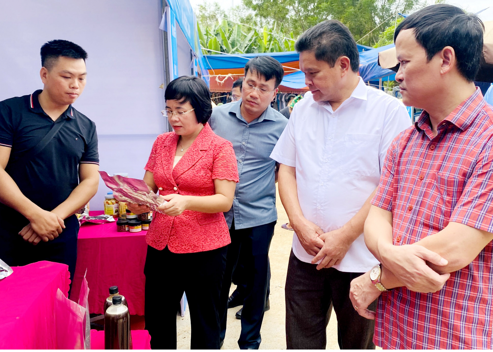 Phiên chợ đưa hàng Việt về miền núi tại xã Bạch Ngọc được tổ chức từ ngày 9 – 12.10.2023