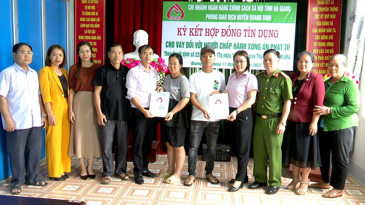 Buổi giải ngân nguồn vốn tại Ngân hàng CSXH huyện Quang Bình.