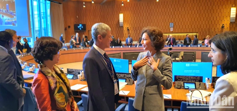 Trợ lý Bộ trưởng Nguyễn Minh Vũ trao đổi với Tổng Giám đốc UNESCO Audrey Azoulay trước phiên khai mạc Kỳ họp.