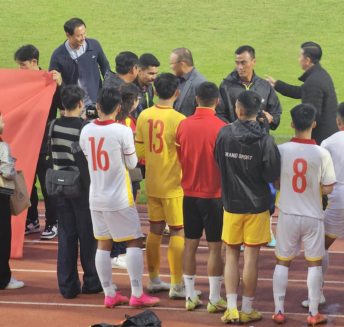 HLV Park thăm hỏi đồng nghiệp cũ và động viên các cầu thủ U18 Việt Nam