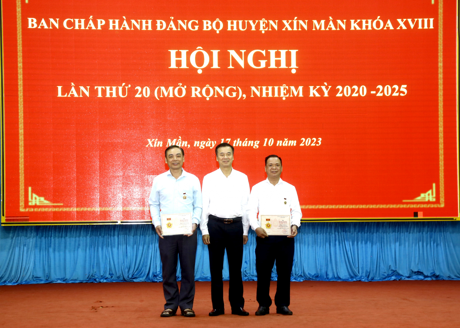 Bí thư Huyện ủy Xín Mần Hoàng Nhị Sơn trao Kỷ niệm chương của Ban Dân vận T.Ư cho các cá nhân.