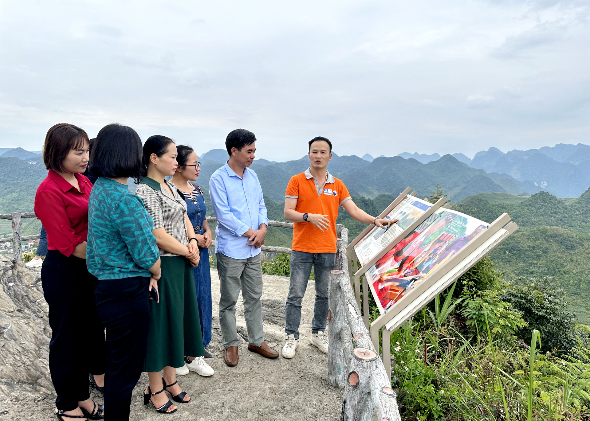 Cán bộ Ban Quản lý Cao nguyên đá Đồng Văn giới thiệu các di sản trên địa bàn huyện Quản Bạ.