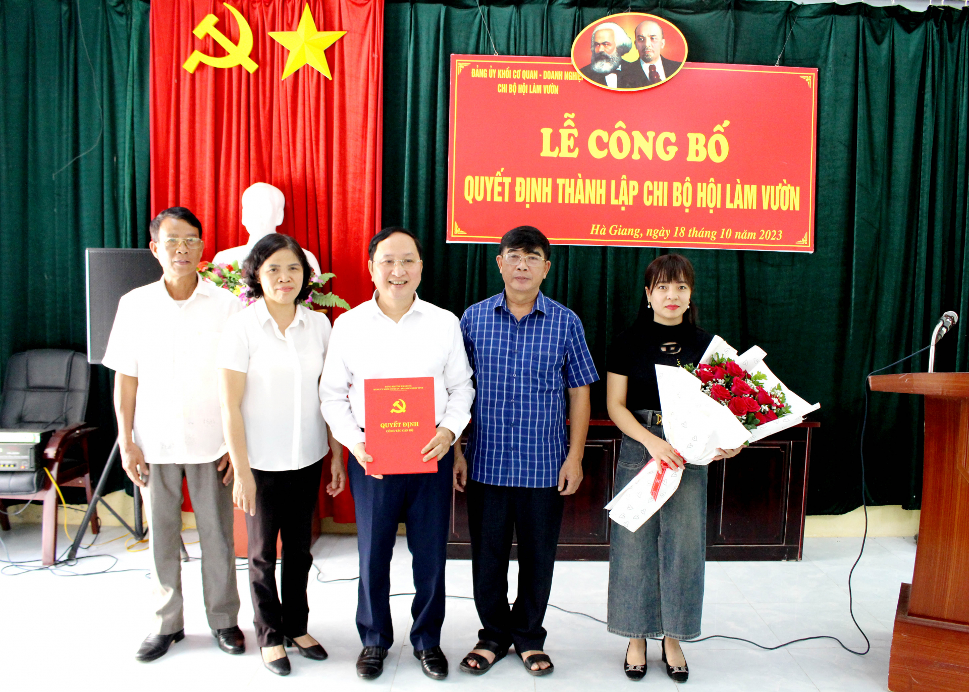 Lãnh đạo Đảng ủy Khối Cơ quan - Doanh nghiệp tỉnh trao quyết định thành lập Chi bộ Hội Làm vườn tỉnh.