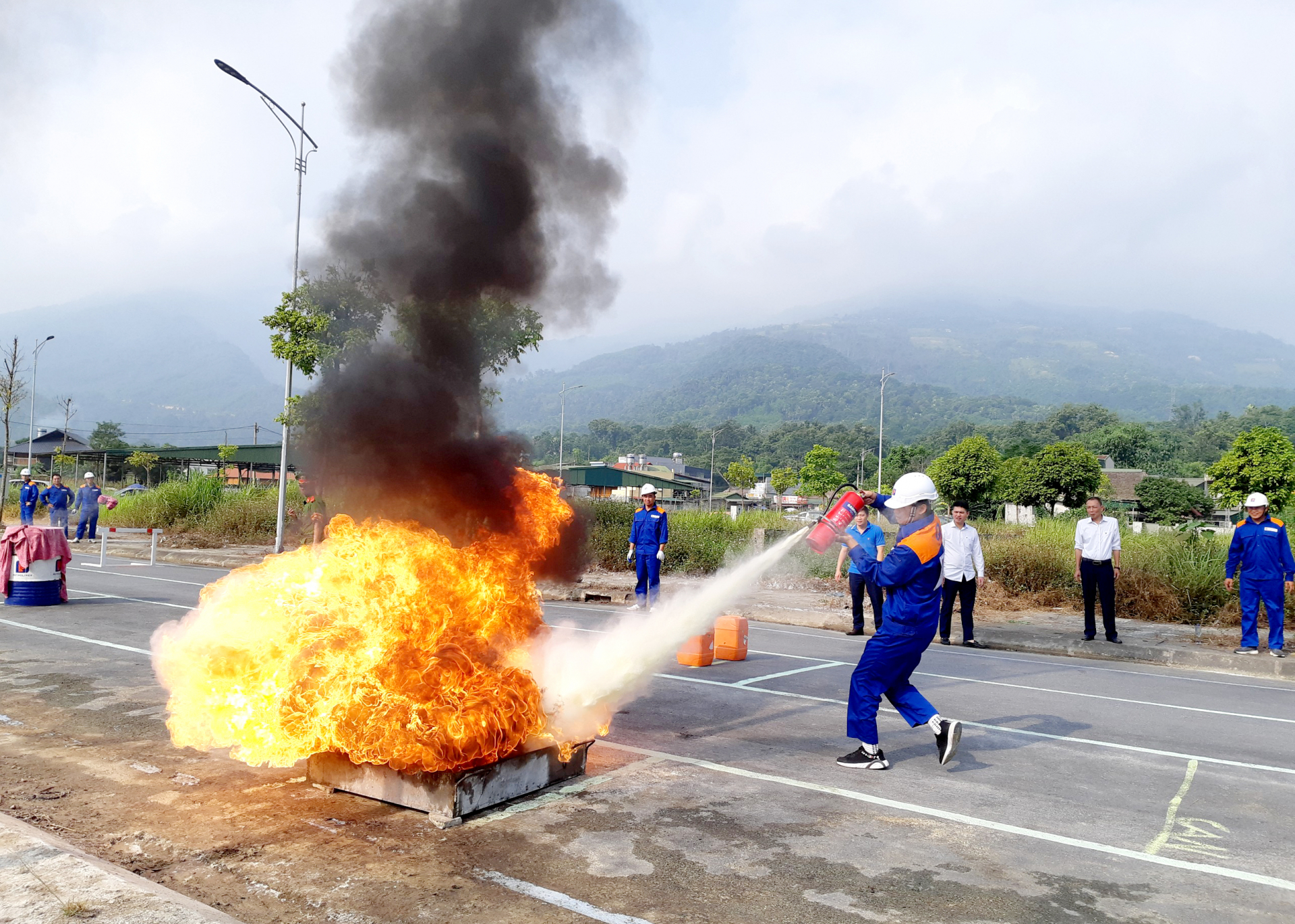 Các VĐV tham gia nội dung đơn nam dùng bình bột dập lửa khay xăng.