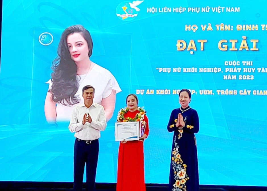 Chị Đinh Thị Thu đạt giải Nhì khu vực miền Bắc Cuộc thi Phụ nữ khởi nghiệp, phát huy tài nguyên bản địa năm 2023 Ảnh:CTV