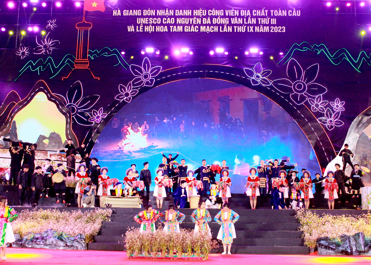 Tiết mục biểu diễn của các nghệ nhân huyện Đồng Văn gây ấn tượng mạnh mẽ cho khán giả