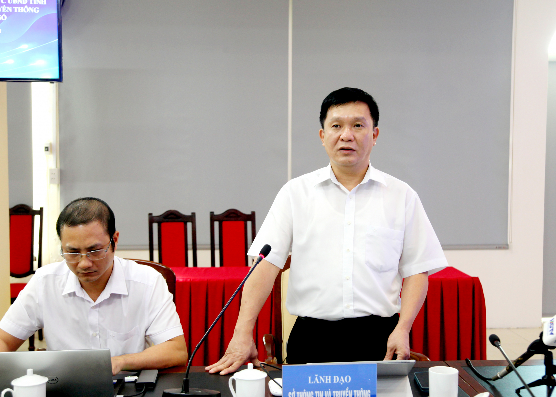  Giám đốc Sở Thông tin và Truyền thông Đỗ Thái Hòa báo cáo tiến độ triển khai Dự án Trung tâm điều hành thông minh tỉnh.