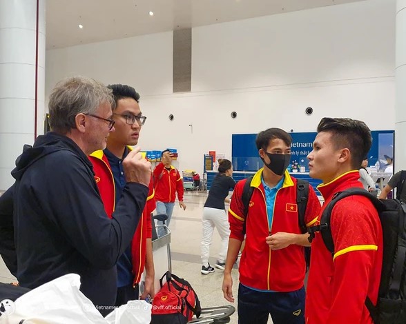 HLV Philippe Troussier dặn dò Quang Hải tập trung điều trị phục hồi chấn thương để sớm trở lại đội tuyển.
