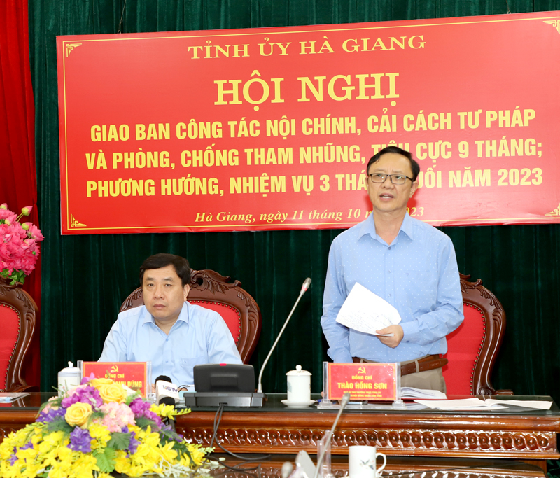 Phó Bí thư Thường trực Tỉnh ủy, Chủ tịch HĐND tỉnh Thào Hồng Sơn phát biểu tại hội nghị.