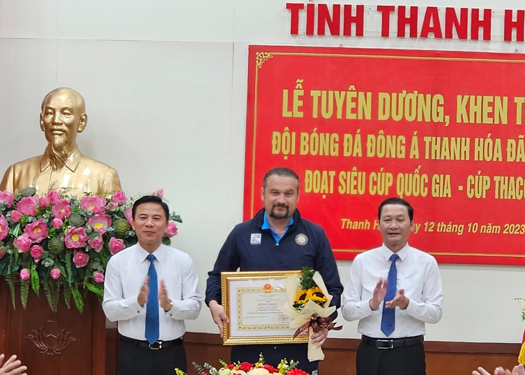 Lãnh đạo tỉnh Thanh Hóa trao tặng Bằng khen cho Huấn luyện viên trưởng Đội bóng đá Thanh Hóa.