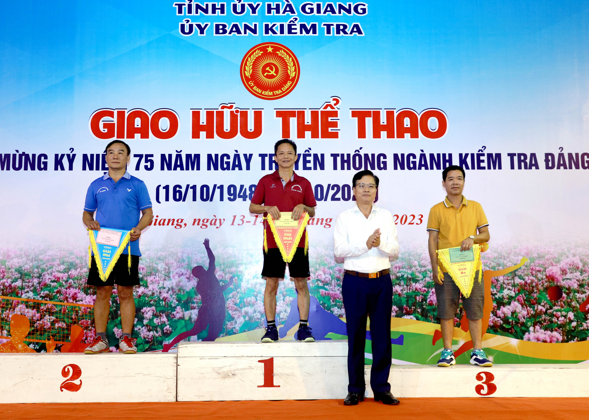 Chủ nhiệm UBKT Tỉnh ủy Trần Quang Minh trao giải Nhất, Nhì, Ba toàn đoàn cho các đội đoạt giải.