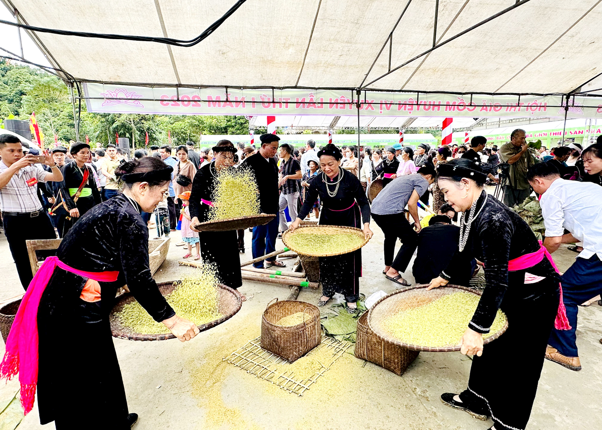 Sàng cốm trước khi giã.