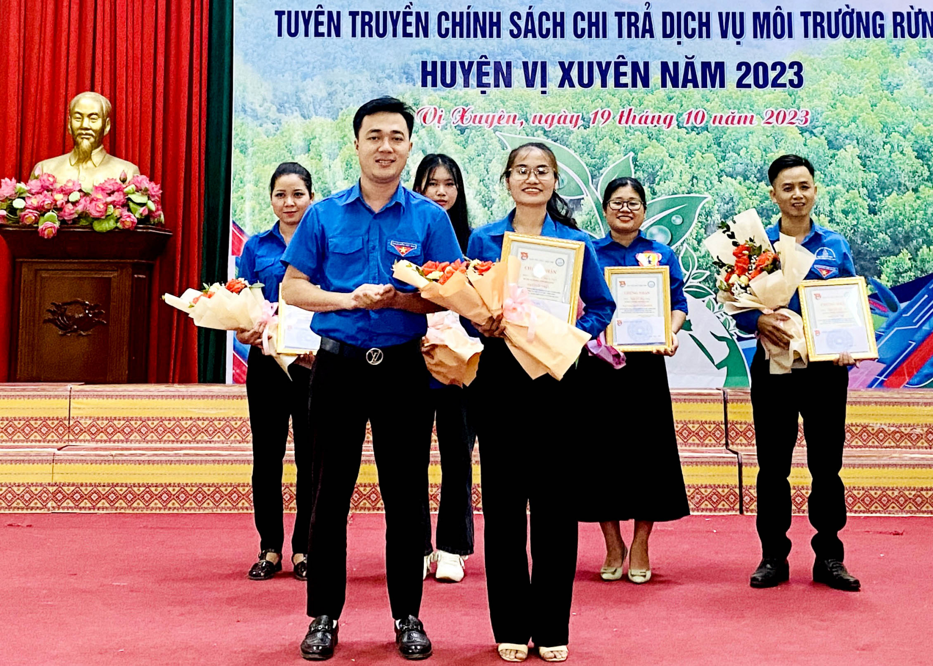 Ban tổ chức hội thi trao giải Nhất cho xã Quảng Ngần
