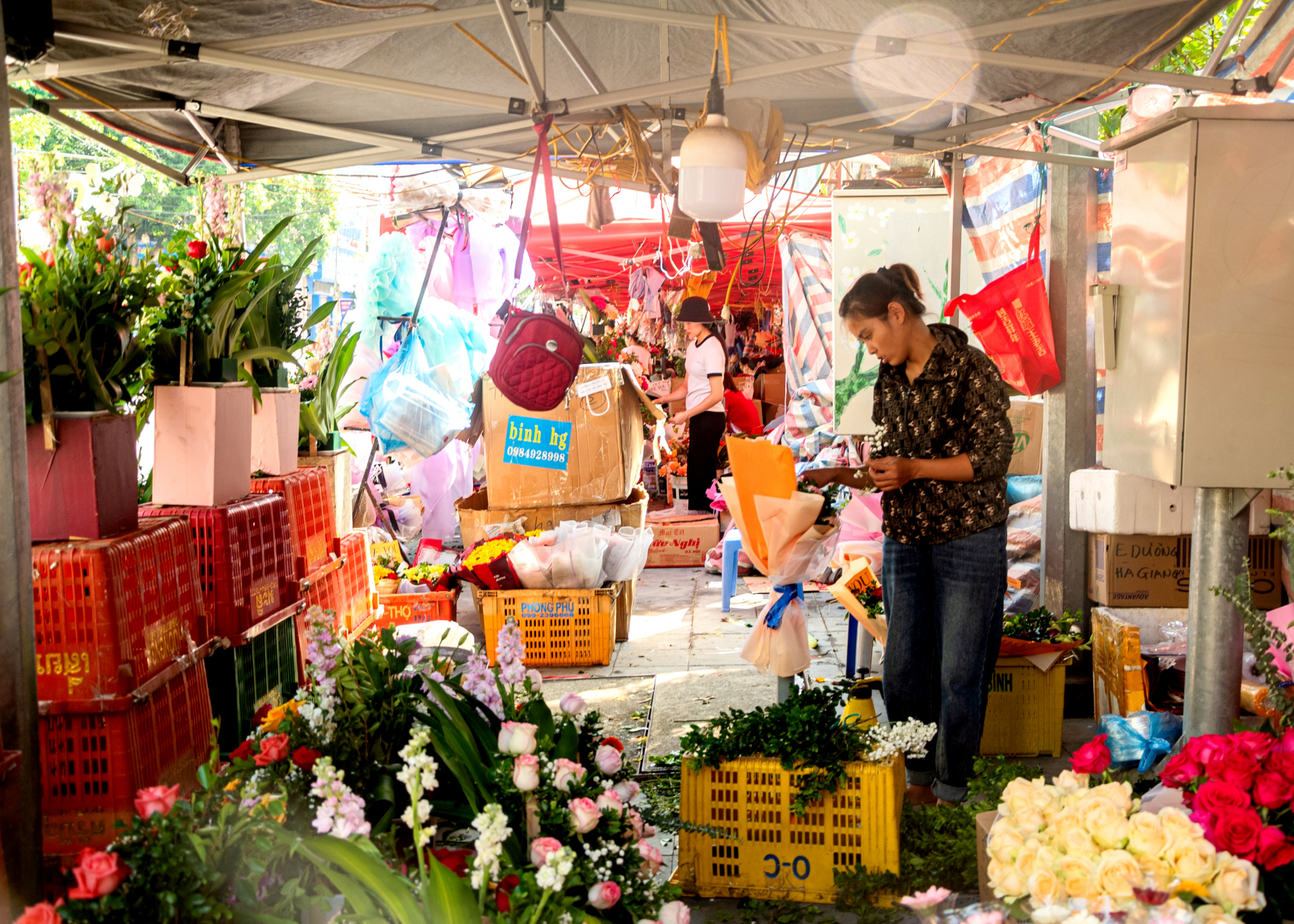 Hoa tươi được cắm ngay trong ngày để đảm bảo số lượng, mẫu mã cho người dân lựa chọn mua sắm.