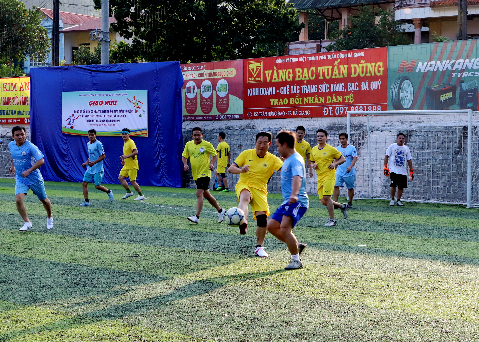 Một pha tranh bóng quyết liệt.