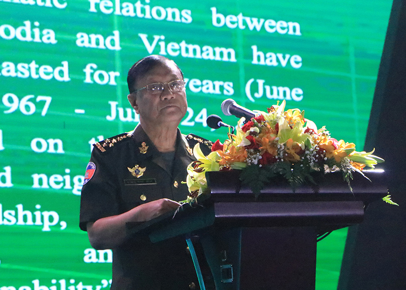 Quốc vụ khanh thường trực Bộ Quốc phòng Campuchia, Đại tướng Neang Phat. 