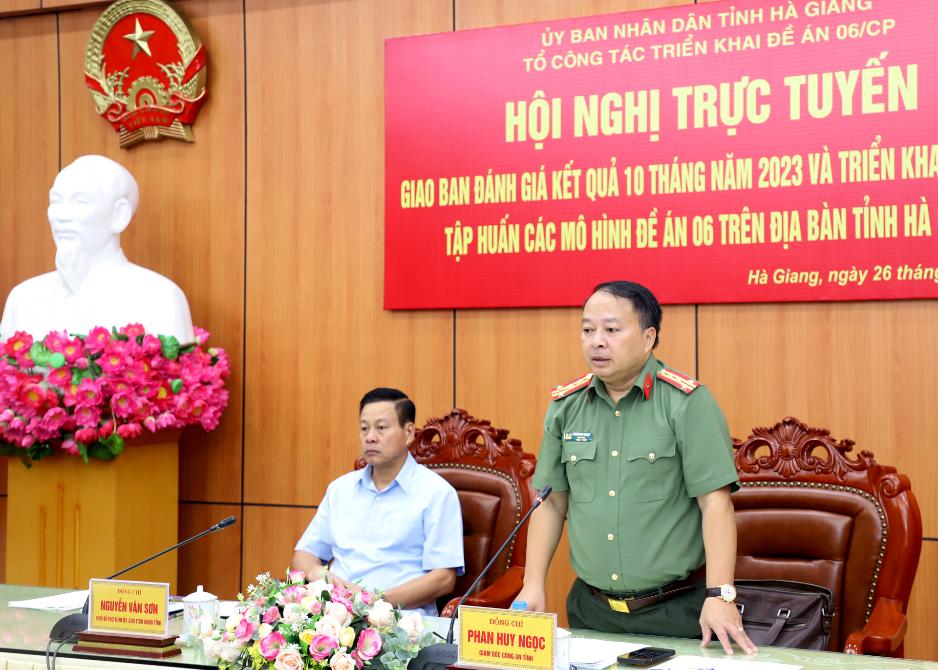 Đại tá Phan Huy Ngọc, Giám đốc Công an tỉnh điều hành thảo luận.