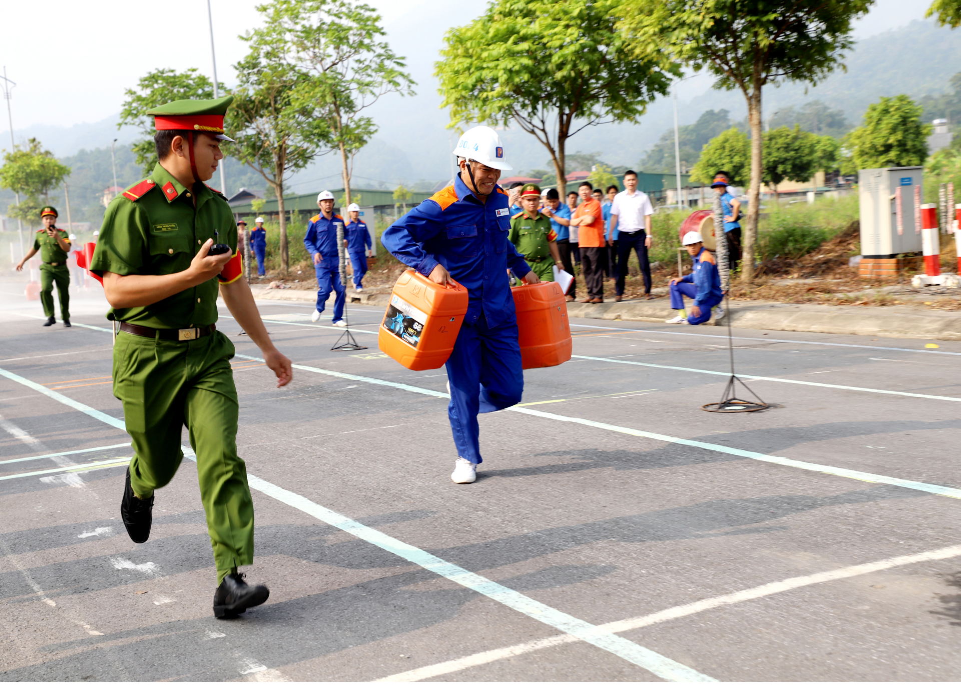 Phần thi xách can nước ở nội dung chạy 100m đơn nam.