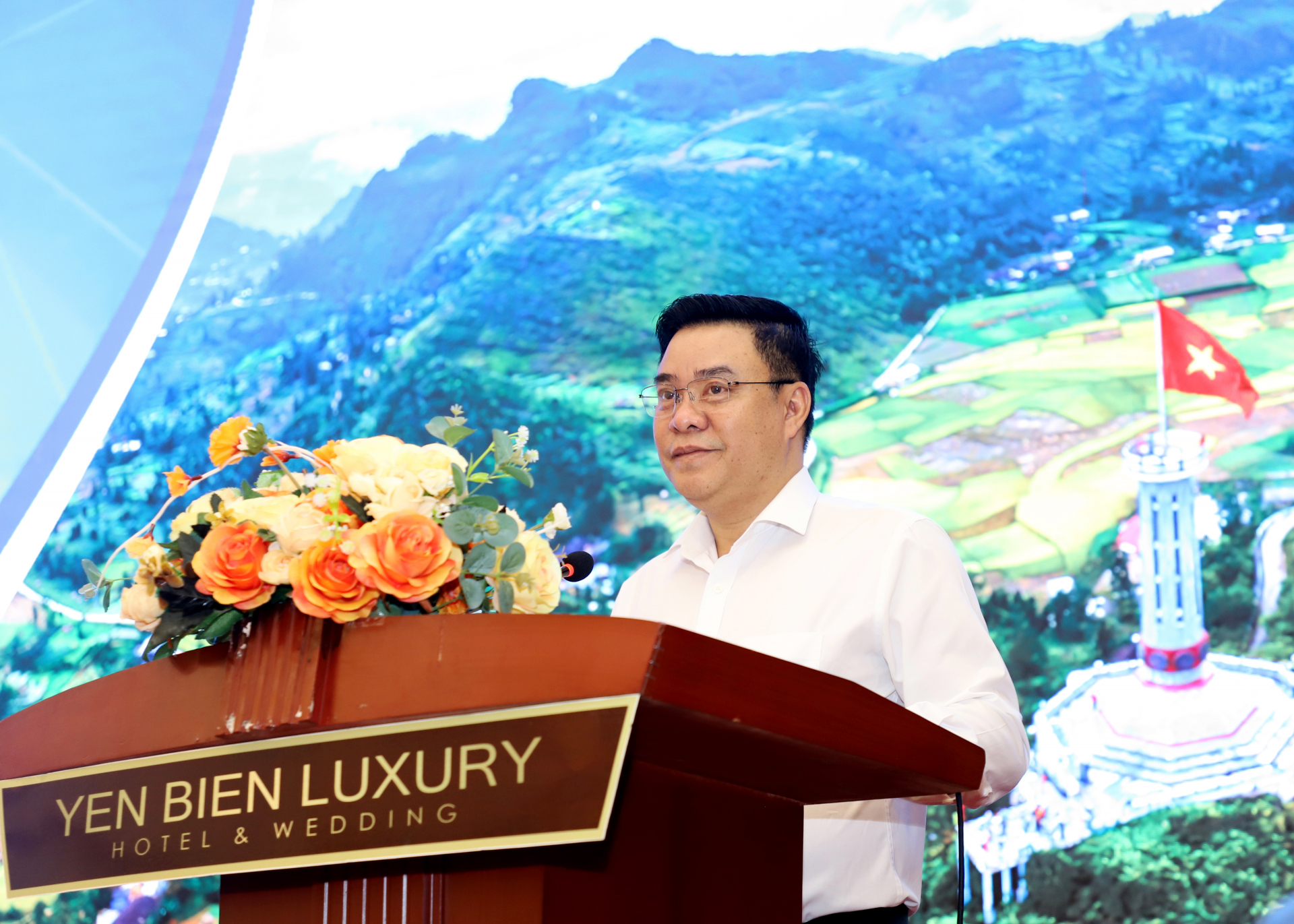 Phó Chủ tịch Thường trực UBND tỉnh Hoàng Gia Long phát biểu tại hội nghị.