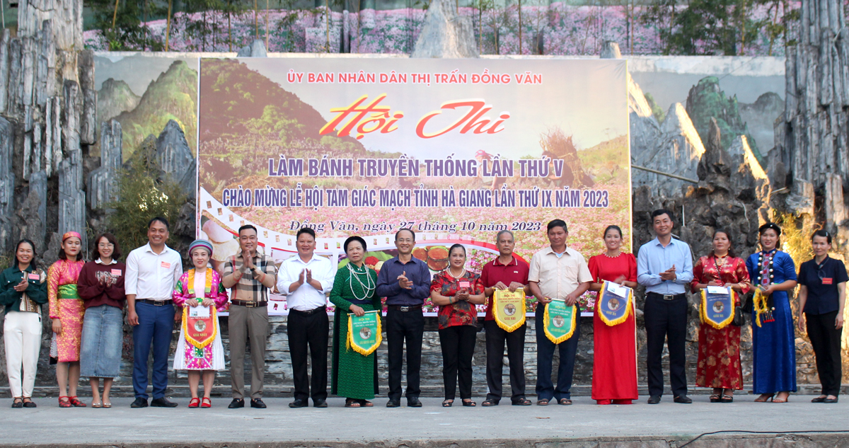 Lãnh đạo huyện Đồng Văn trao giải cho các đội thi