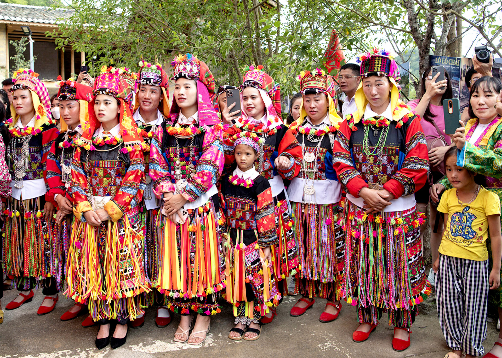 Các thiếu nữ Lô Lô khăn áo chỉnh tề đi lễ hội.