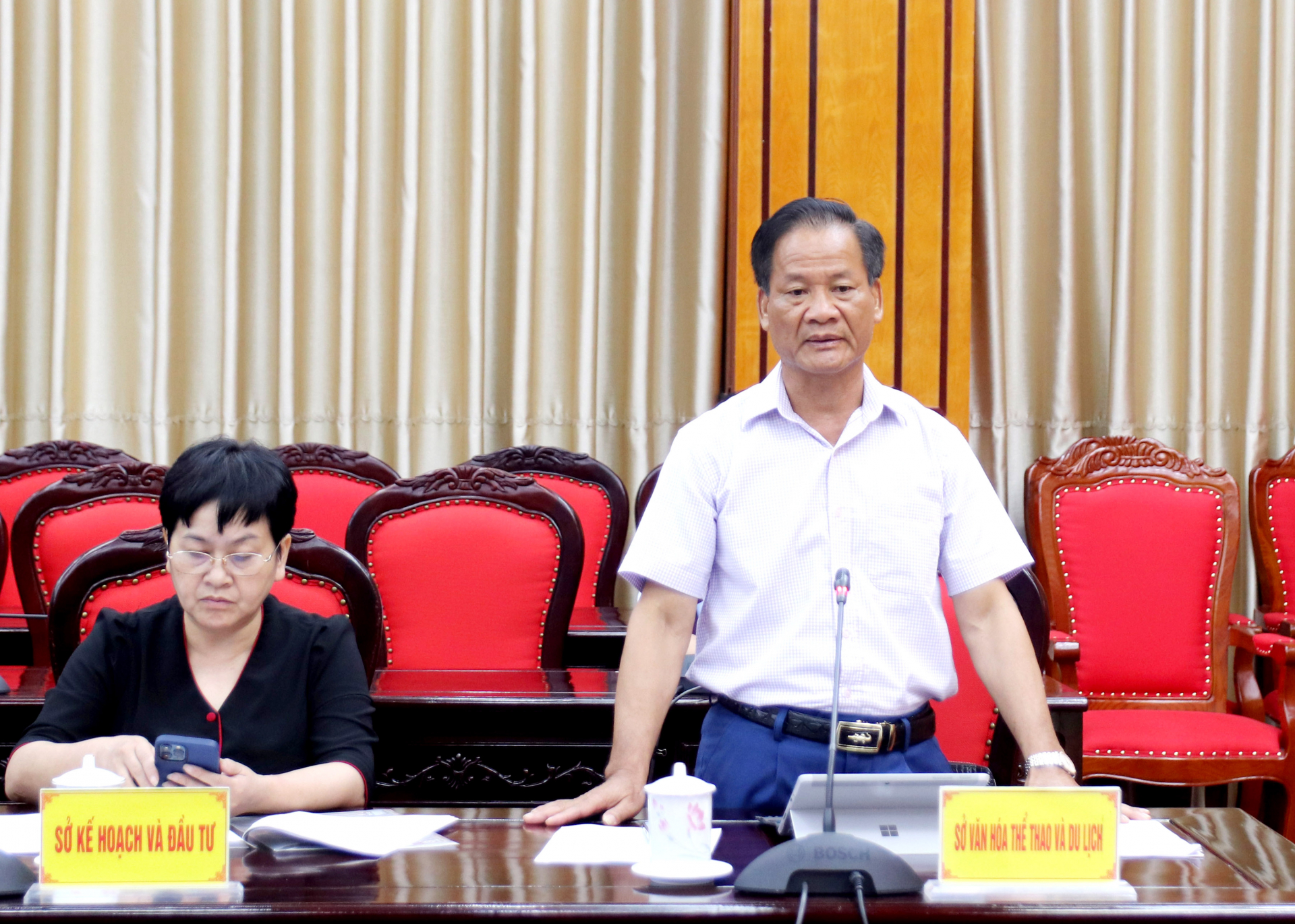 Giám đốc Sở Văn hóa, Thể thao và Du lịch Nguyễn Hồng Hải thảo luận các giải pháp phát triển du lịch bền vững.
