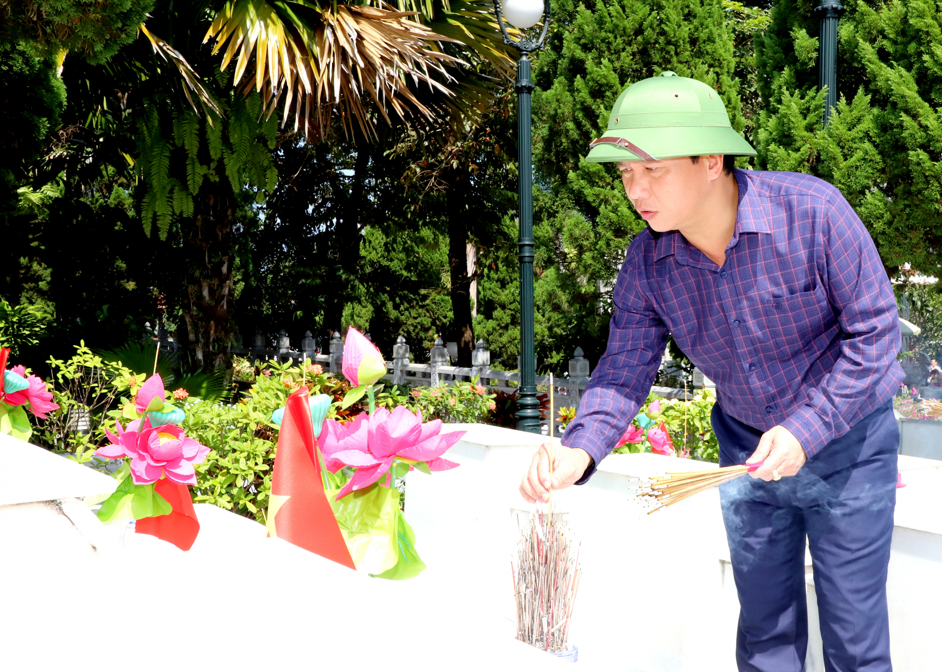 Bộ trưởng Bộ Tài nguyên – Môi trường Đặng Quốc Khánh thắp hương phần mộ các Anh hùng Liệt sỹ.