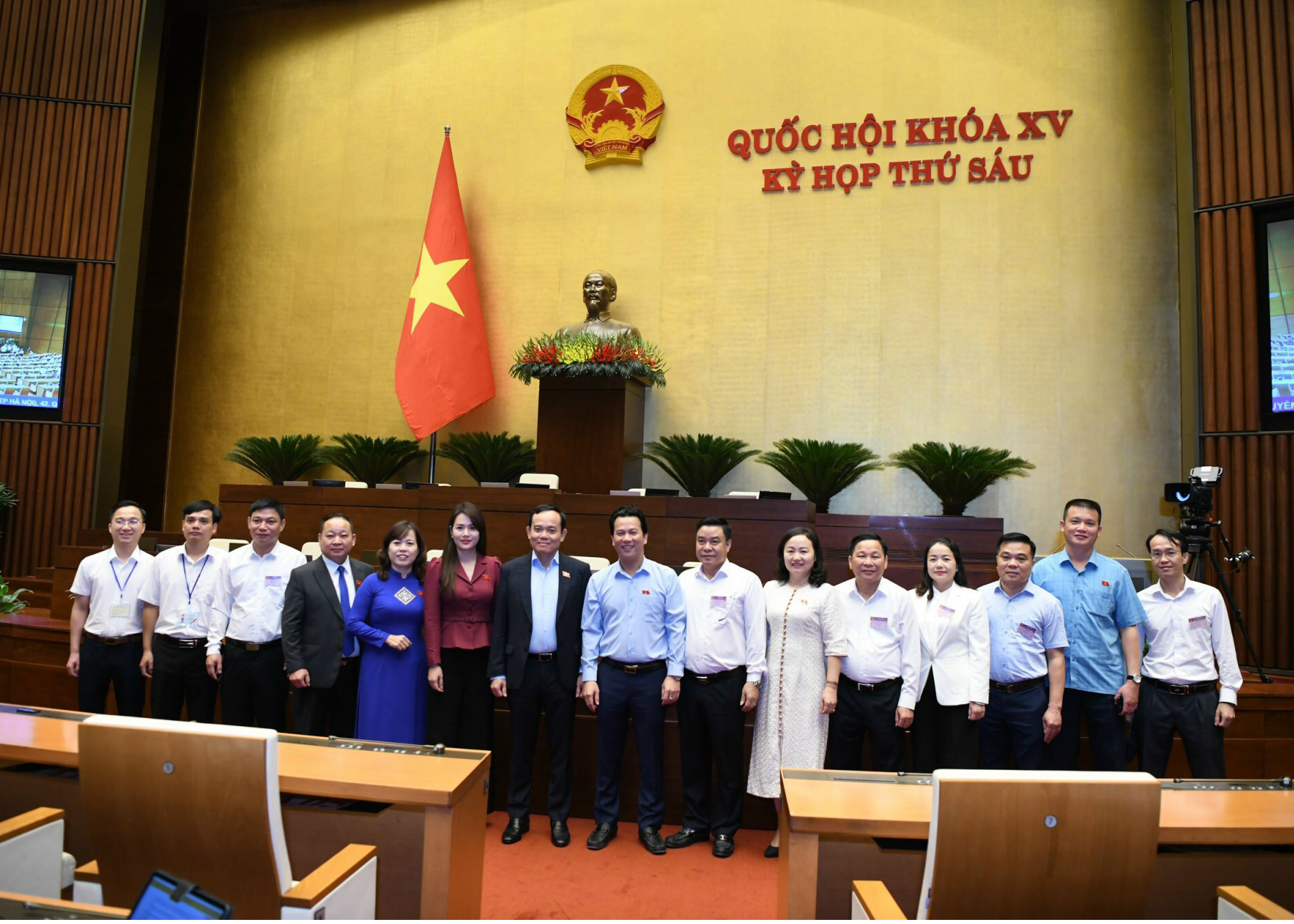Các đồng chí lãnh đạo HĐND, UBND và Đoàn ĐBQH tỉnh ta chụp ảnh lưu niệm với Phó Thủ tướng Chính phủ Trần Lưu Quang bên lề phiên họp
