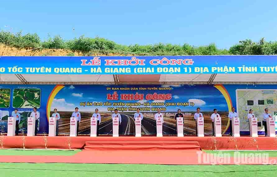 Đại biểu bấm nút khởi công đường cao tốc Tuyên Quang - Hà Giang.