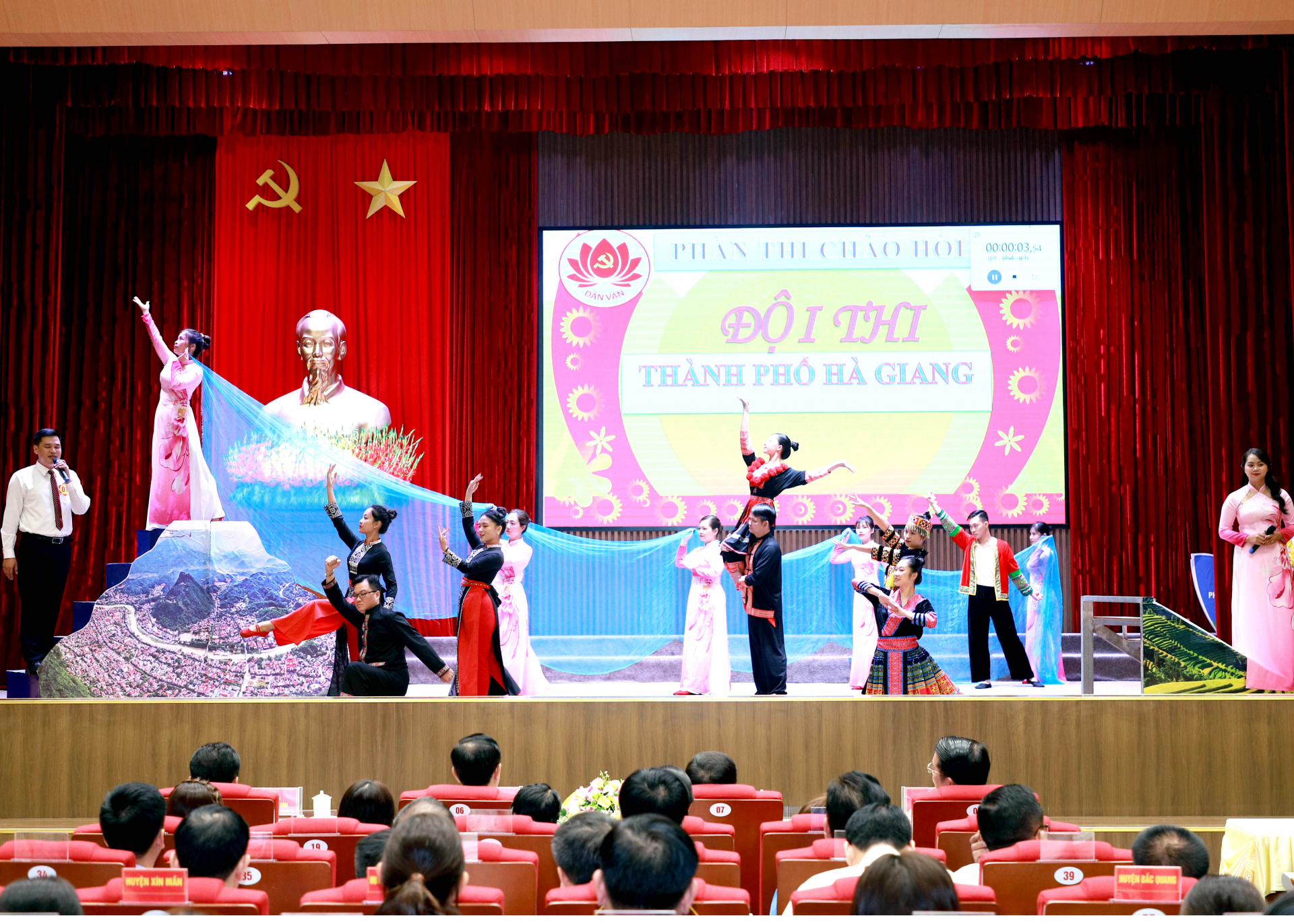 Màn thi chào hỏi của Đội thành phố Hà Giang.