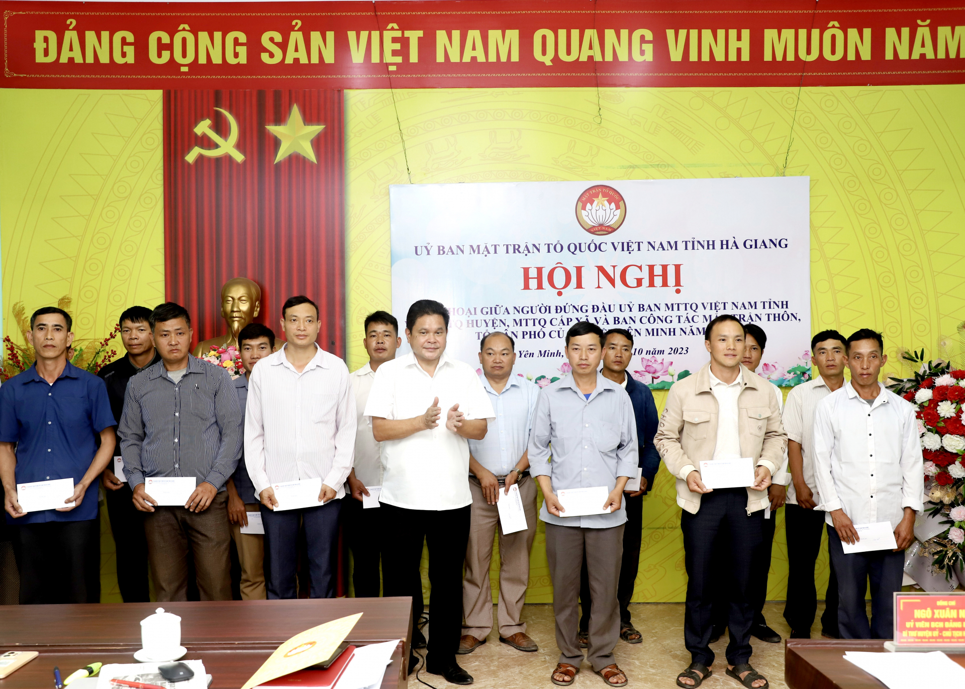 Chủ tịch Ủy ban MTTQ tỉnh Vàng Seo Cón tặng quà các Trưởng ban công tác MTTQ thôn, tổ dân phố huyện Yên Minh