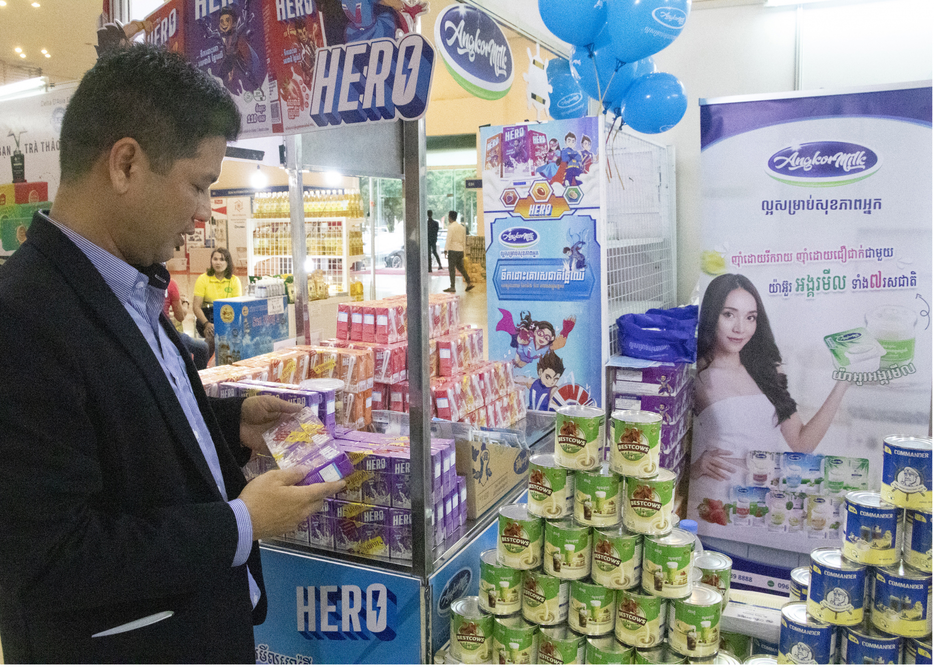 Phó Tổng Giám đốc Angkor Milk Trần Hữu Định kiểm tra lại sản phẩm trưng bày.