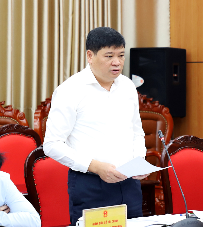 Giám đốc Sở Kế hoạch và Đầu tư Lương Văn Đoàn báo cáo tình hình phát triển KT - XH tháng 10.