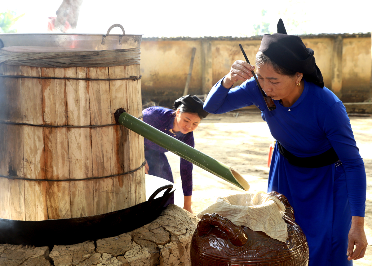 Lễ hội Tết cá năm nay còn có phần thi nấu rượu truyền thống của người Tày ở Mậu Duệ.