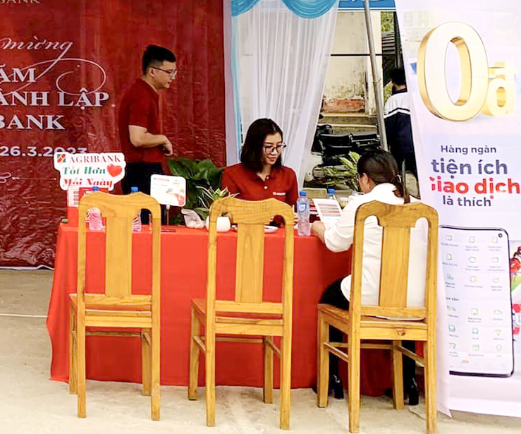 Một khu vực tuyên truyền, quảng bá các sản phẩm, dịch vụ số của Agribank Bắc Quang.
