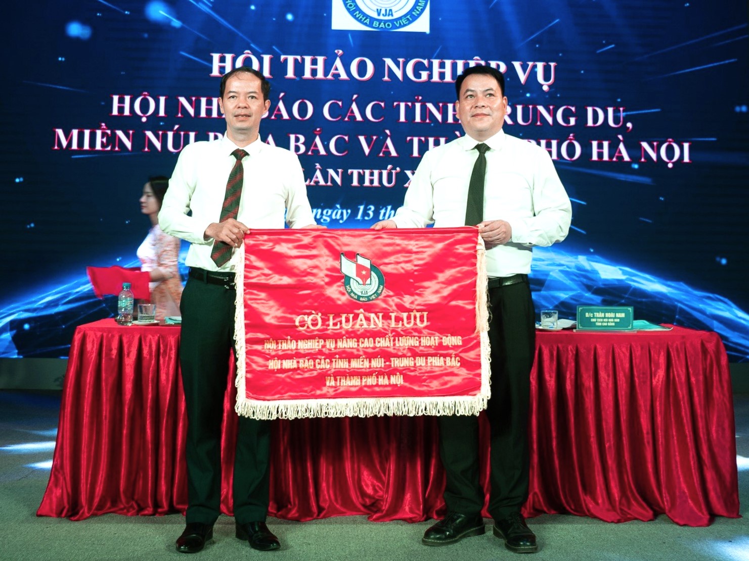 Hội Nhà báo tỉnh Bắc Kạn trao cờ luân lưu đăng cai Hội thảo nghiệp vụ lần thứ XIX - Năm 2024 cho Hội Nhà báo tỉnh Cao Bằng.