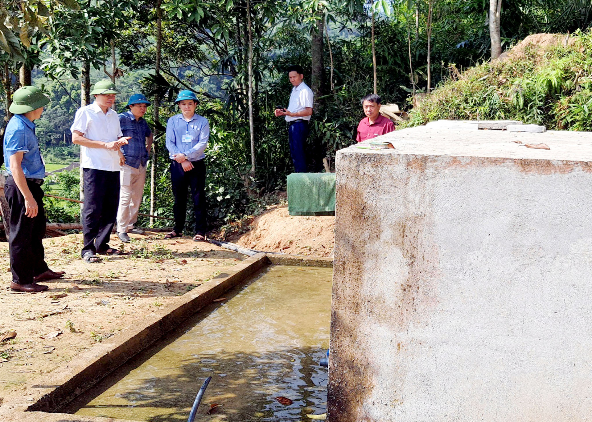 Lãnh đạo huyện Bắc Mê kiểm tra công trình nước sinh hoạt theo nguồn vốn xây dựng Nông thôn mới tại xã Phú Nam.
