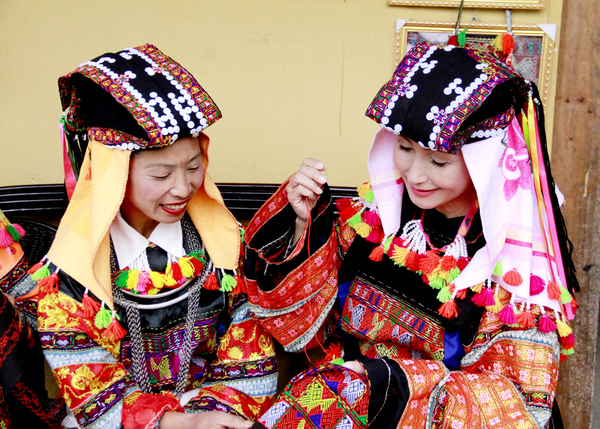 Phụ nữ dân tộc Lô Lô thôn Lô Lô Chải, xã Lũng Cú (Đồng Văn) giữ gìn nghề truyền thống.