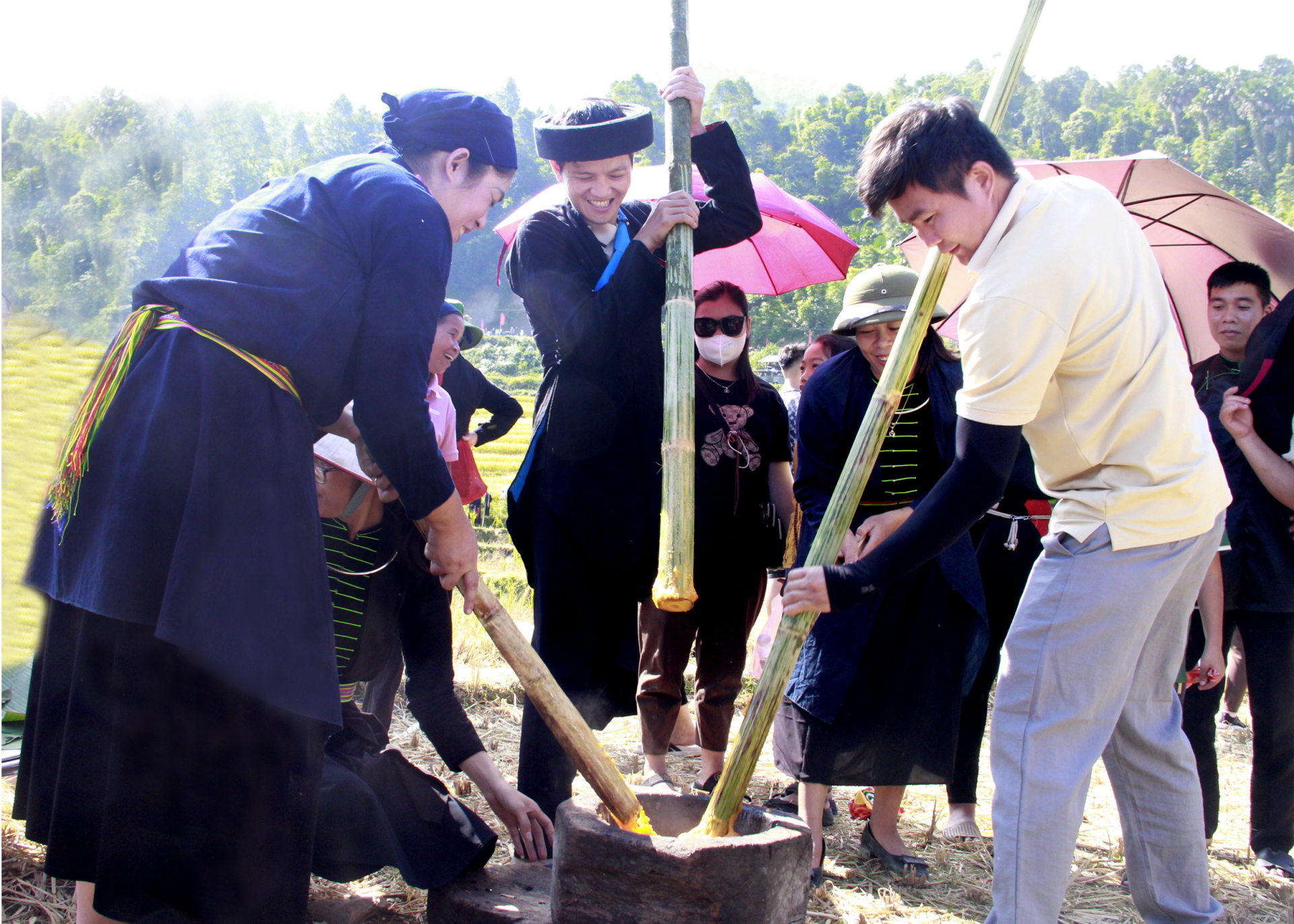 Du khách trải nghiệm giã bánh giầy tại Lễ hội “Mùa vàng - làng nhà rêu” thôn Xà Phìn, xã Phương Tiến (Vị Xuyên).                 Ảnh: BIỆN LUÂN
