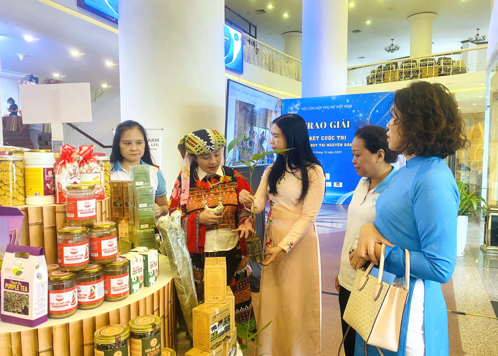 Chị Đinh Thị Thu (thứ 2 từ trái qua) giới thiệu cho các đại biểu tại Cuộc thi về tiềm năng, giá trị và các sản phẩm từ cây Giang (ảnh: CTV).