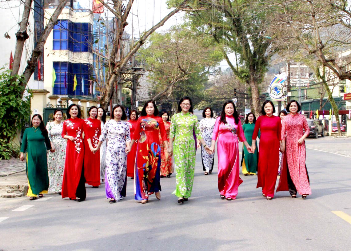 Cán bộ Hội LHPN tỉnh trong tà áo dài truyền thống chào đón Ngày Phụ nữ Việt Nam 20.10.