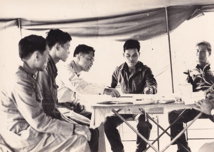 Đồng chí Đoàn Khuê (giữa), Tư lệnh kiêm Chính ủy Khu 5 làm việc với Ban chỉ huy Tiểu đoàn 2 Gia Lai-Kon Tum ở Đồn 21 dịp Tết Mậu Ngọ 1978. 