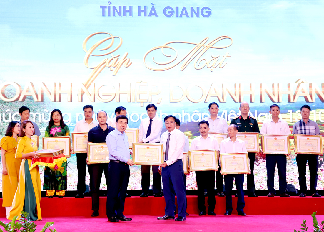 Quyền Bí thư Tỉnh ủy Nguyễn Mạnh Dũng trao Bằng khen cho các doanh nghiệp tiêu biểu.               