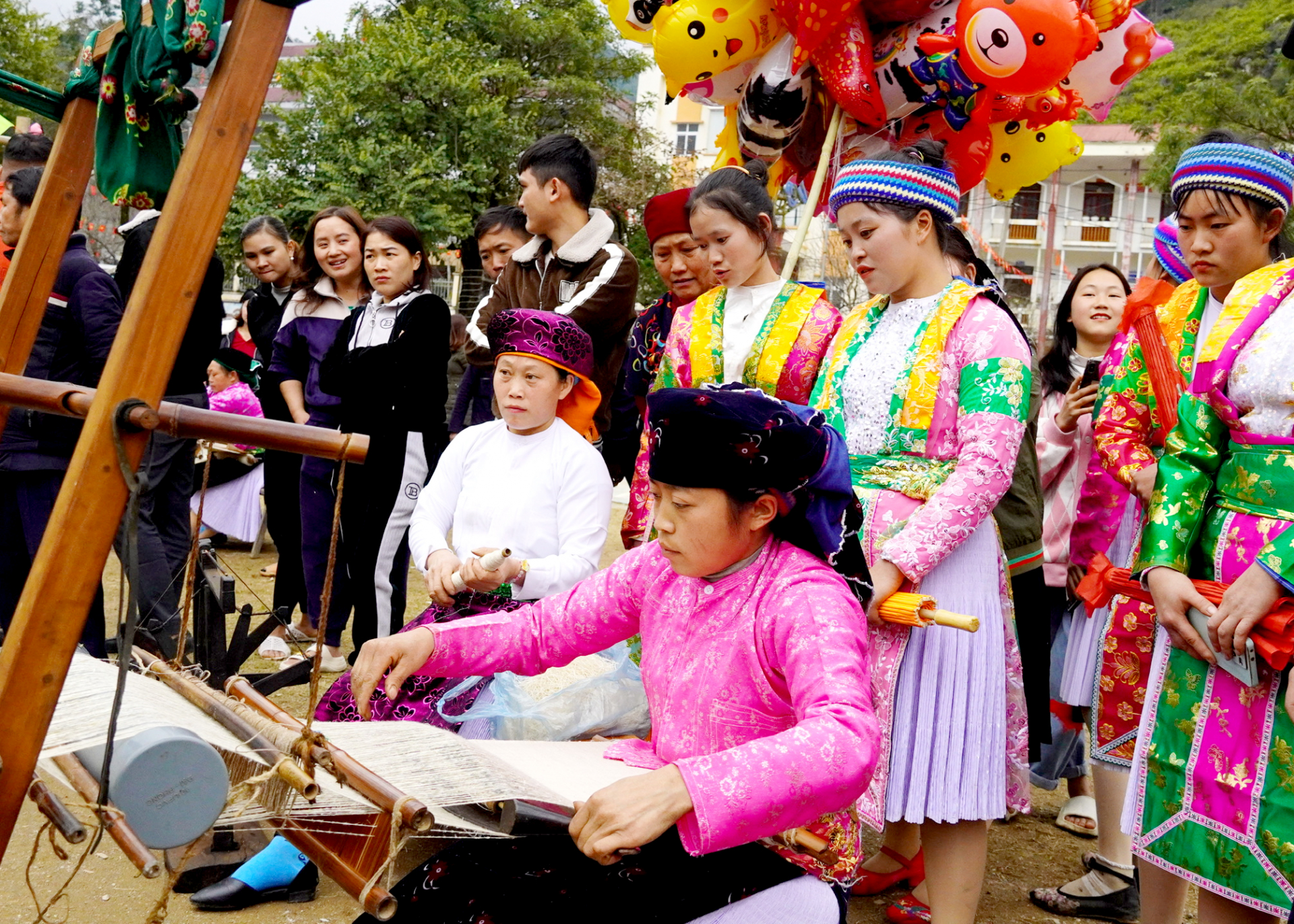 Giữ gìn nghề dệt lanh truyền thống để phát triển du lịch giúp người dân Mèo Vạc nâng cao đời sống.