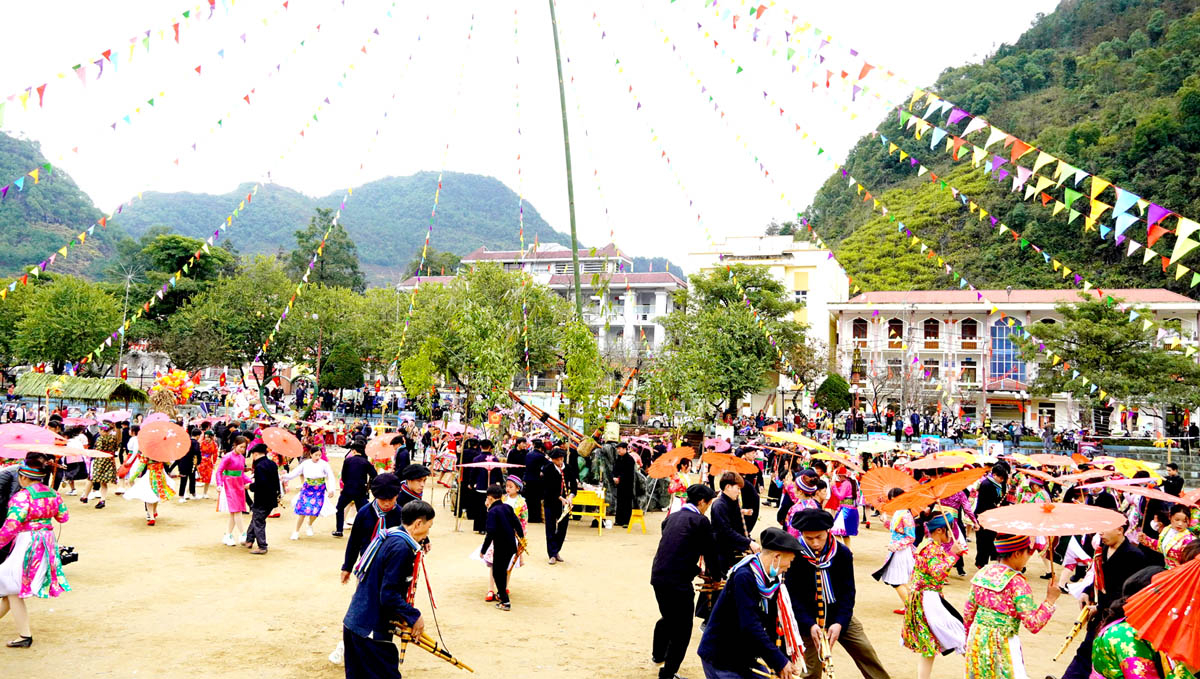 Đồng diễn múa khèn Mông tại sân vận động huyện Mèo Vạc.