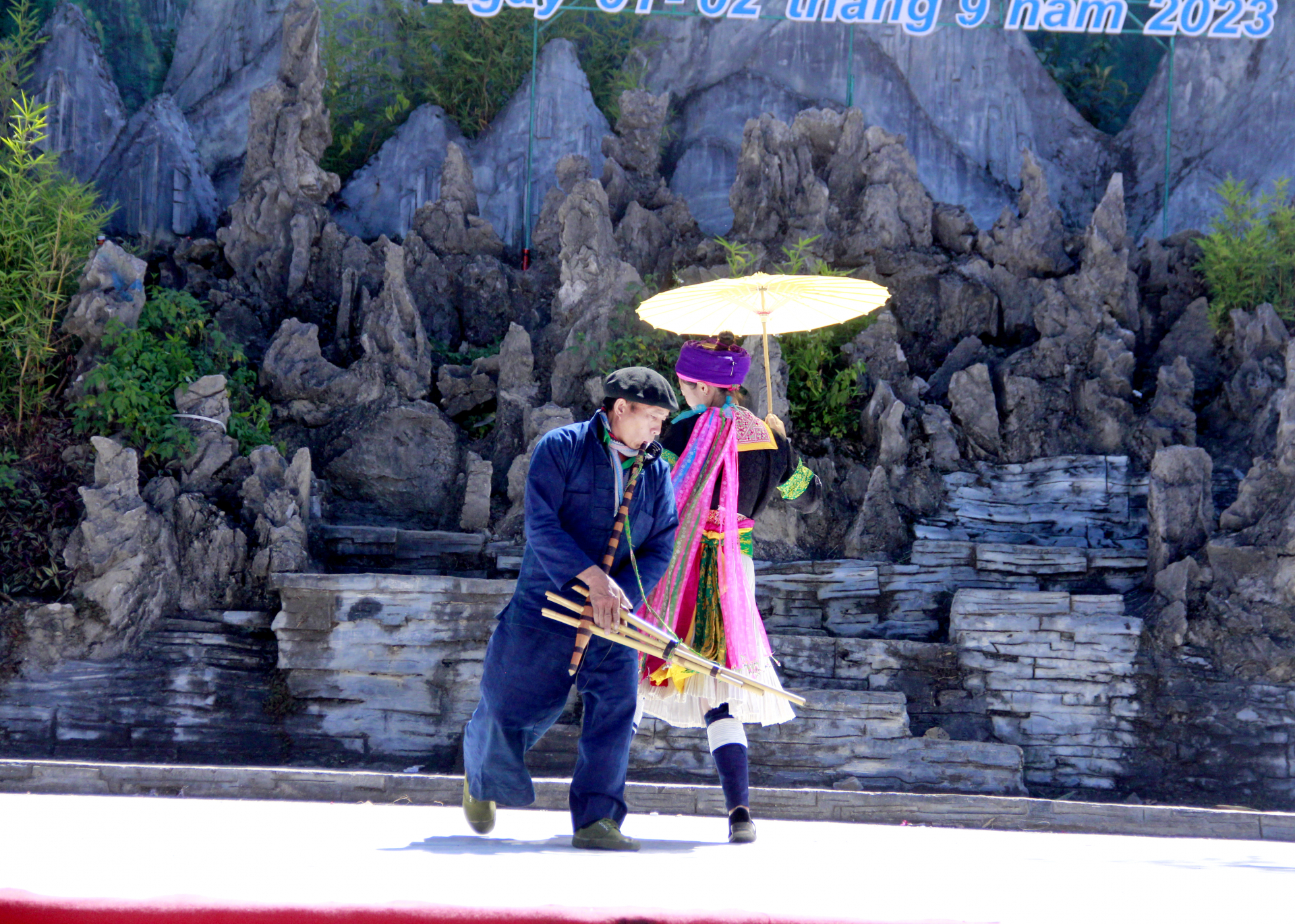 Biểu diễn múa Khèn tại Lễ hội Khèn Mông huyện Đồng Văn năm 2023.